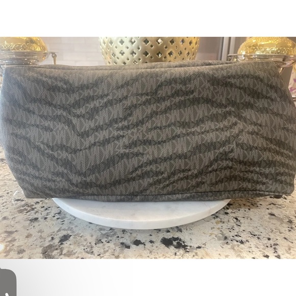 NWT MICHAEL Michael Kors Large Logo Animal Print Tote Olive with Signature Logo - Picture 4 of 9